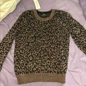 Banana Republic sweater. XS. NWT.
Black with rose gold/gold leopard print.